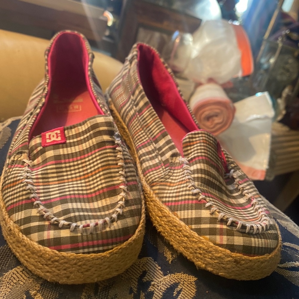 DC Villainess Jute slip on loafers size 8.5W. Olive and pink plaid
